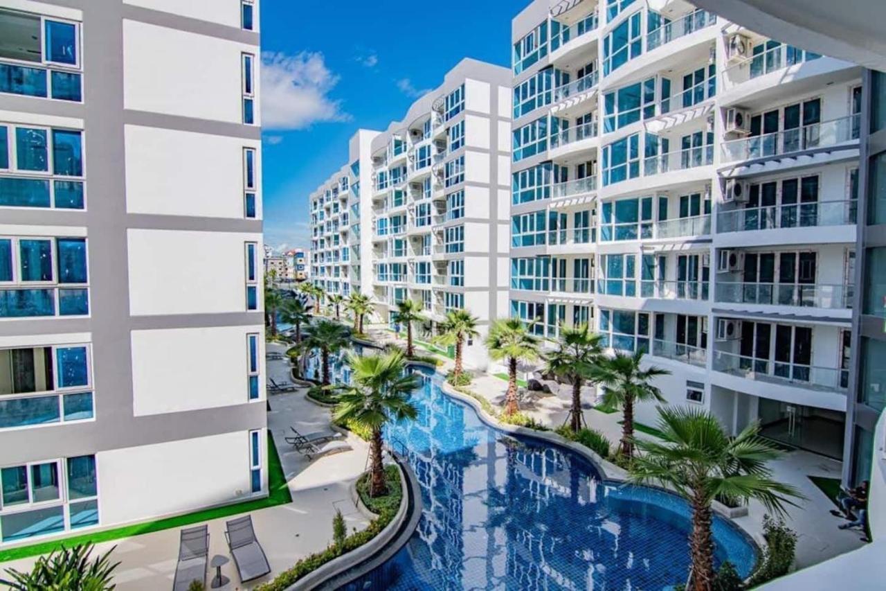 Large 2 Bedroom Condo, Grand Avenue, Appartement